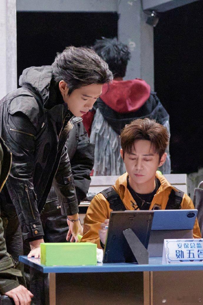 大侦探黑室大劫案大侦探大侦探新案剧照氛围感拉满！黑沙暴席卷樱桃小镇，全员紧急撤离