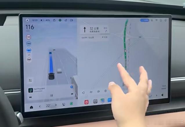 你知道这种分割屏幕的方式是哪家车企最早搞上车的吗还有哪些车企最早也替换了自己的地