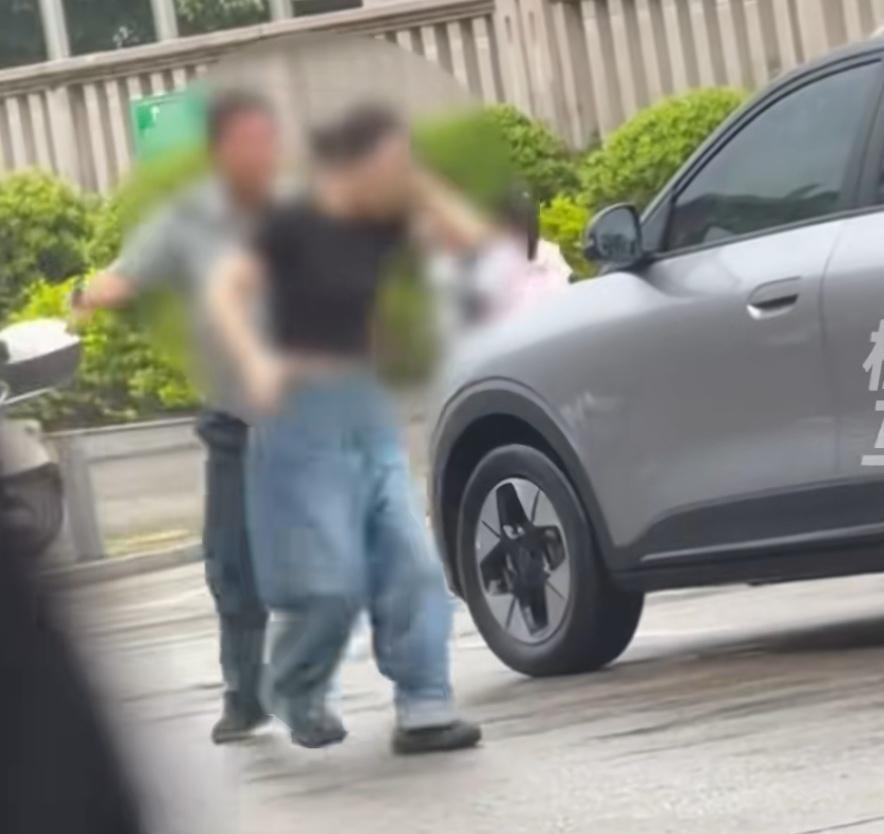 仇富情绪！

仇富情绪是可怕的，福建三明保安大叔掌掴学校门口强行停车的女司机，评