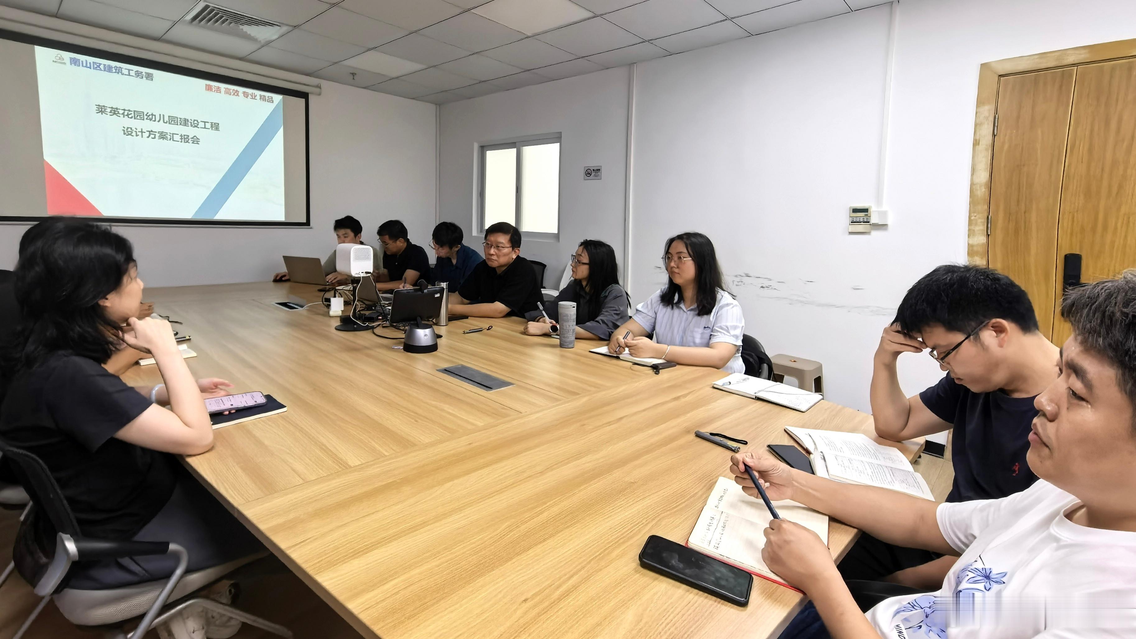 “莱英花园幼儿园”项目组昨天再次向南山工务署汇报，讨论三个方案的优化及工程面临的