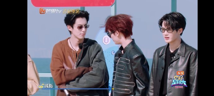 王鹤棣的腹肌被丁程鑫认证了 来自弟弟的亲手验货，一摸一笑全是认可，棣棣坚持健身的