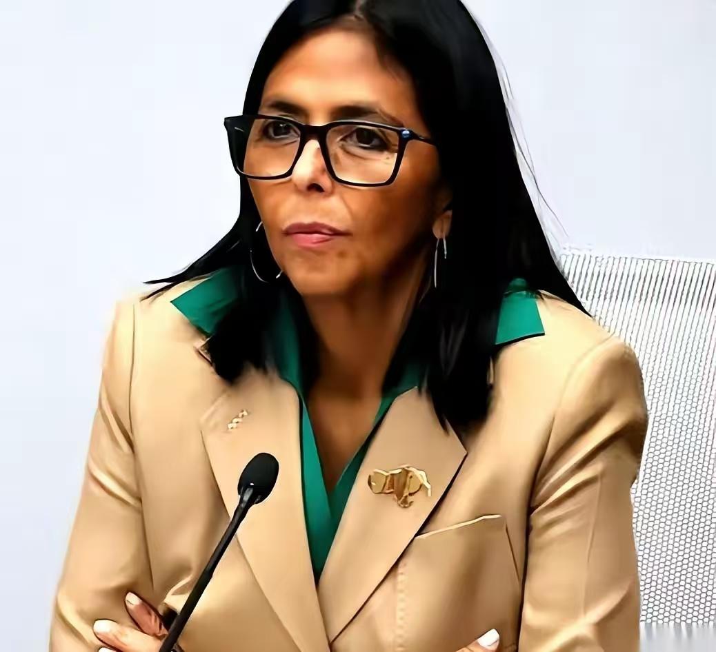 委内瑞拉上演了最魔幻的一幕。
 
那个亲手把国家财富打包送给美国的女人，德尔西，