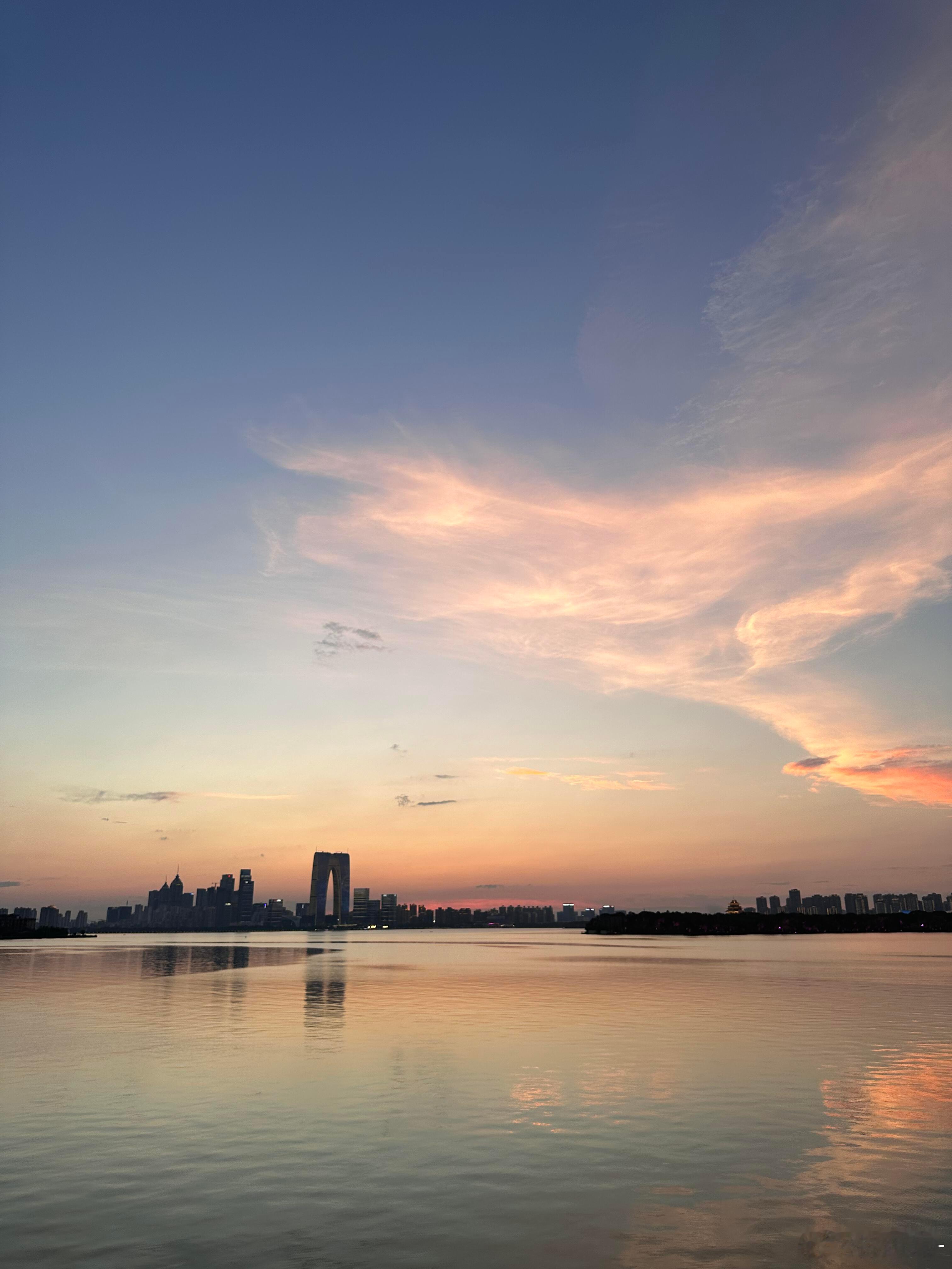 “那路途中的一切，有些与我擦肩而过从此天各一方，有些便永久驻进我的心魂，雕琢我，