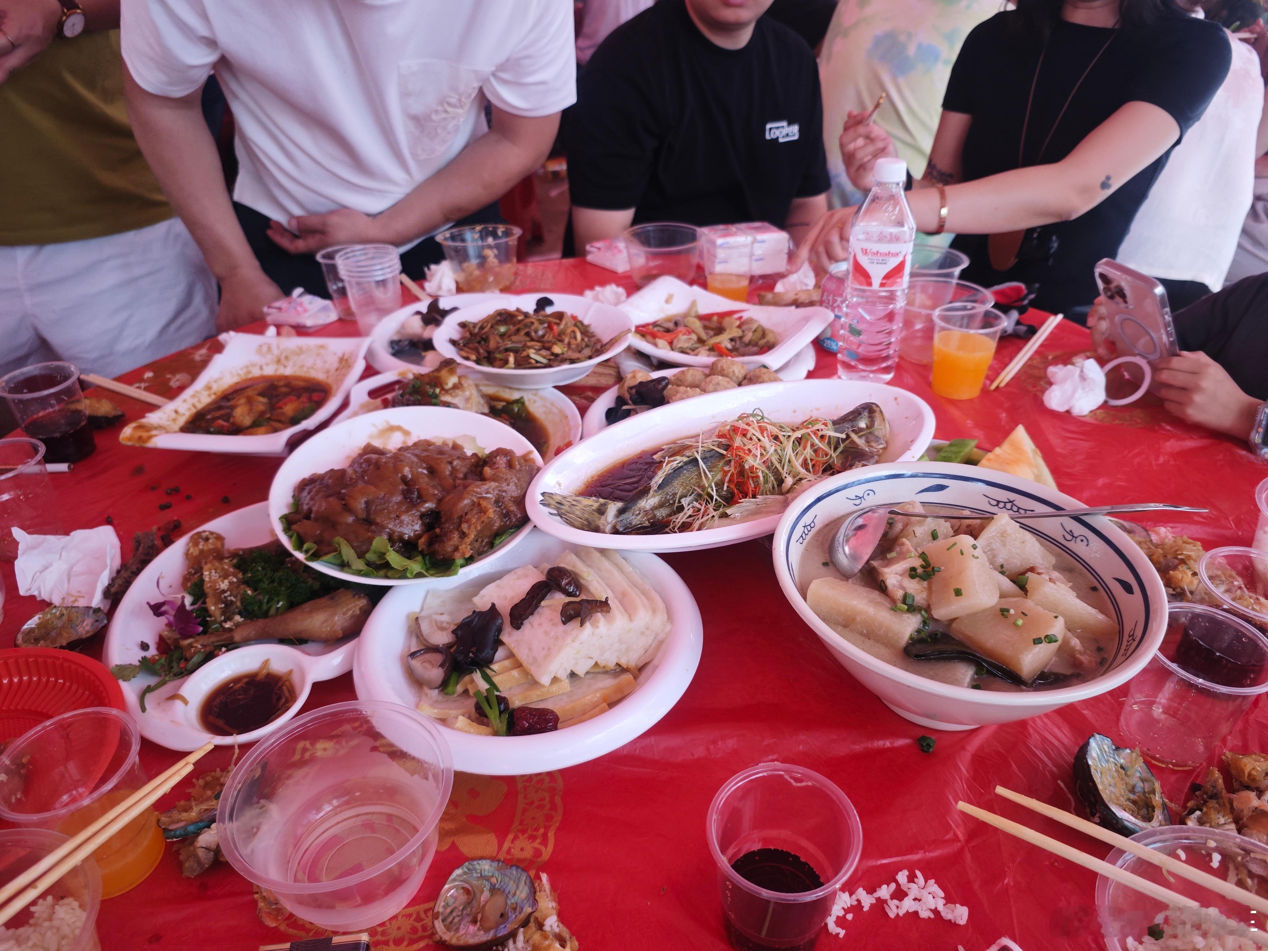 今天吃别人的席 在农村办的，一桌1000 还有好多菜都没上来 还是农村里热闹一些