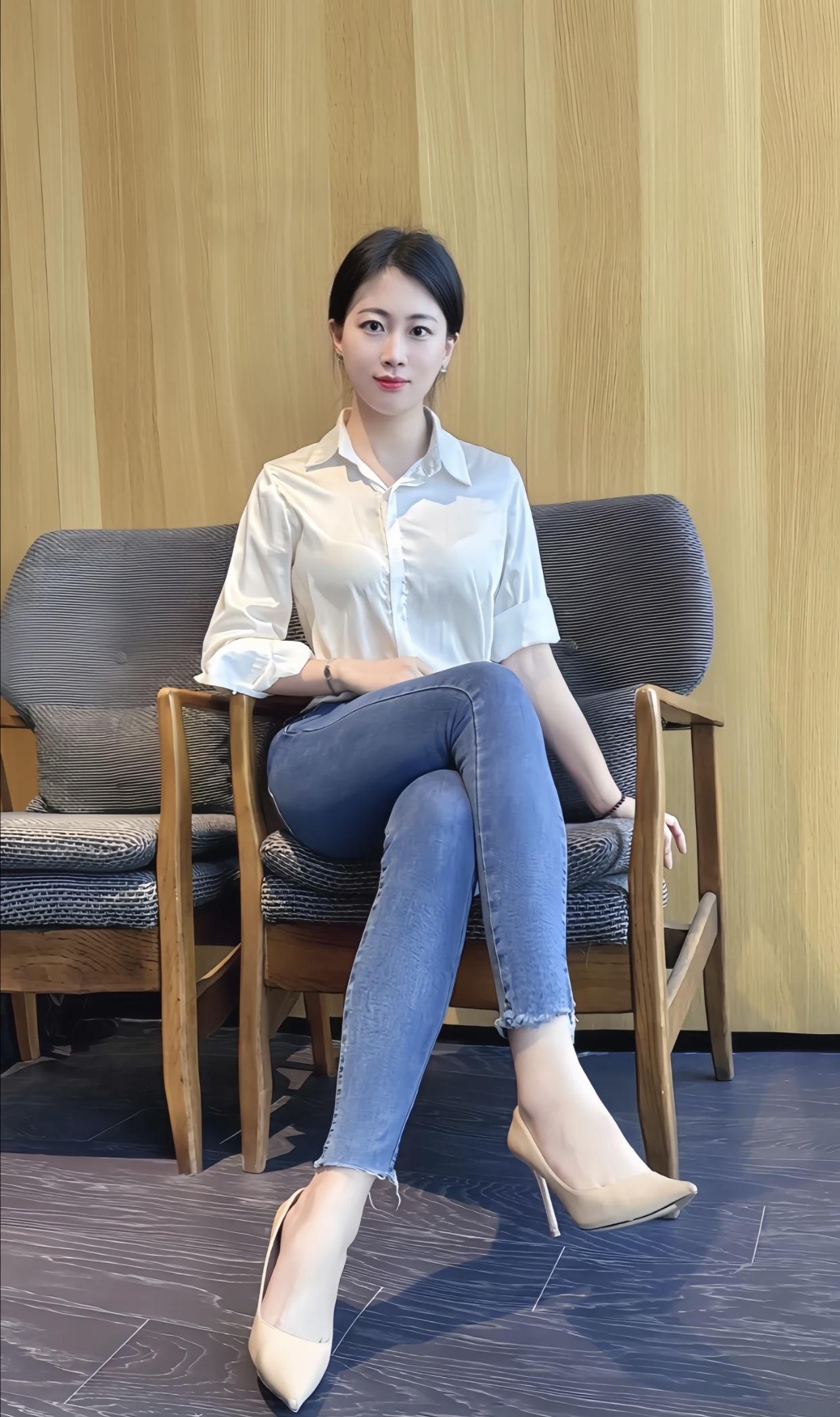 什么叫有韵味的女人韵味的女人举止优雅，说话温柔，不会高声喧哗，一个眼神、一个微笑