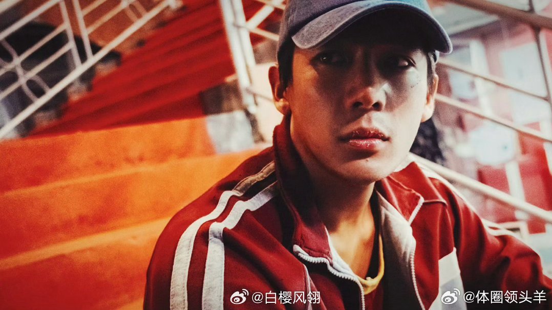 王安宇的下班温柔具象化了王安宇下班打招呼的含金量结束拍摄步履轻缓走出片场，面对等