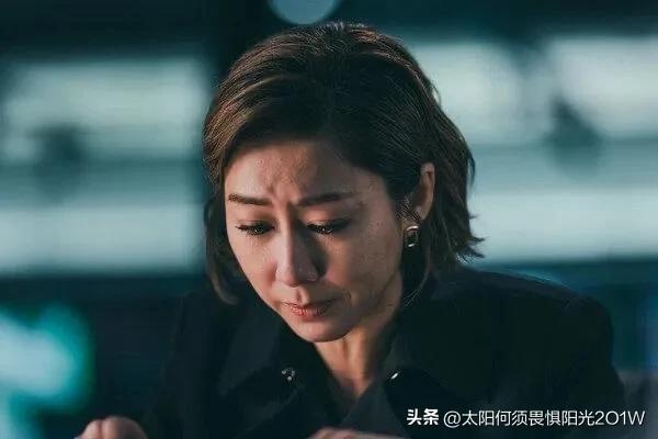 胡定欣今年真的尽力了，碰上《新闻女王》，这样的爆品，也是没有办法。
#娱乐圈# 