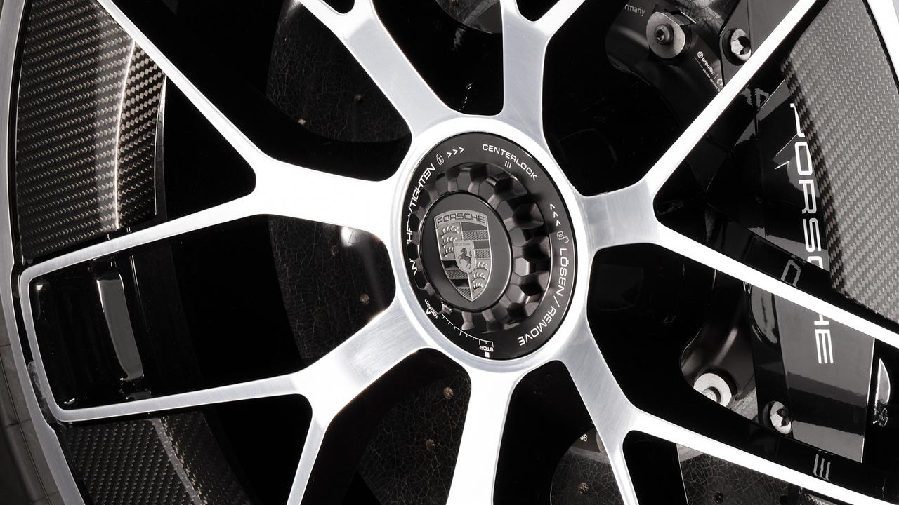 2025年保时捷全球交付279,449辆汽车，较2024年同比下降10%。其中保