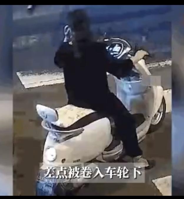 打电话、闯红灯，苏州女子被大车撞，为啥货车还要担责？画面中这这个骑电瓶车的女人，