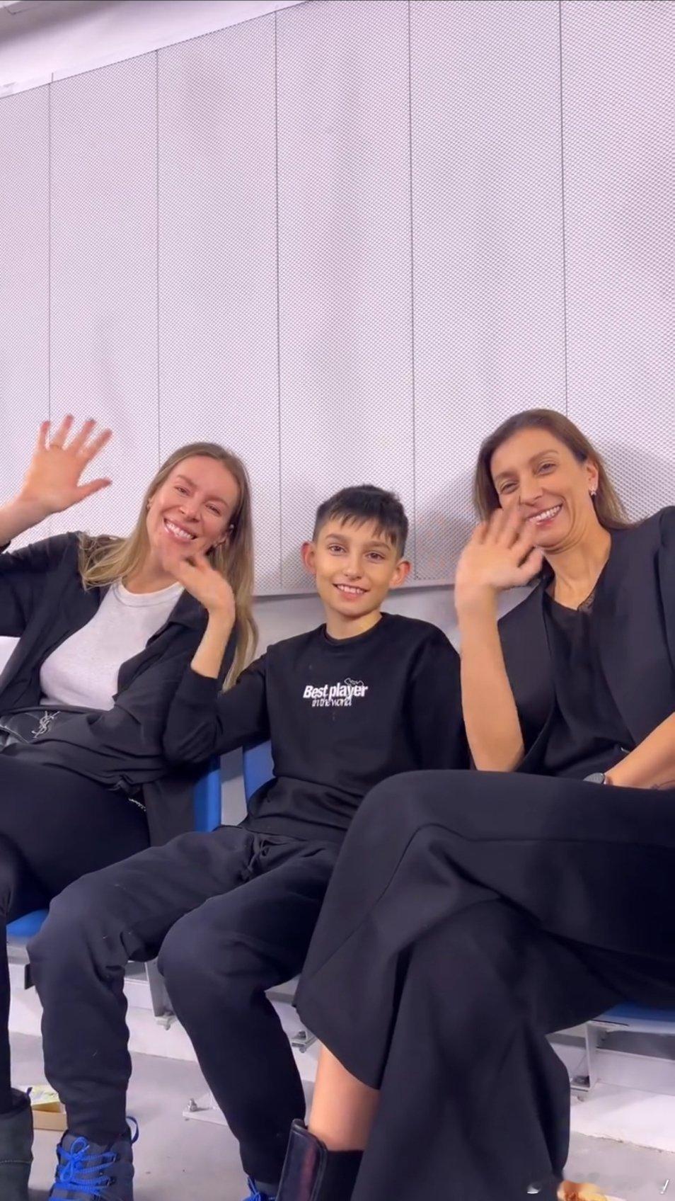 好久不见的多比，跟小尼妈妈和弟弟在一起。多比其实多实用的，她现在是比利时主攻德鲁