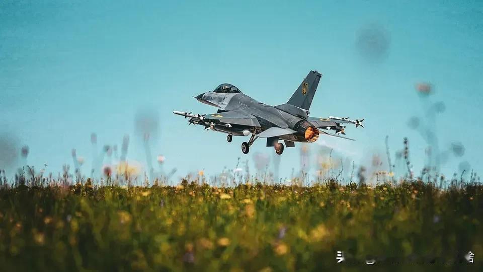 随着美国在特朗普政府领导下暂停对F-16战斗机的支持，乌克兰空军面临新的挑战。
