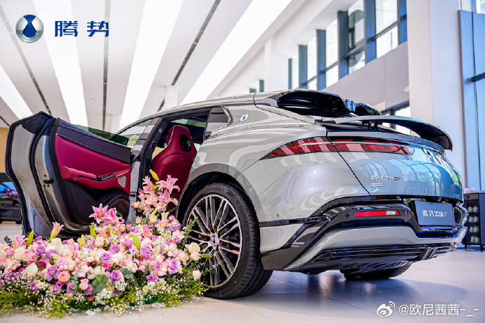 腾势Z9GT首台交付！星曜黑+熔岩红，1036km续航加上9分钟闪充✨全新腾势Z