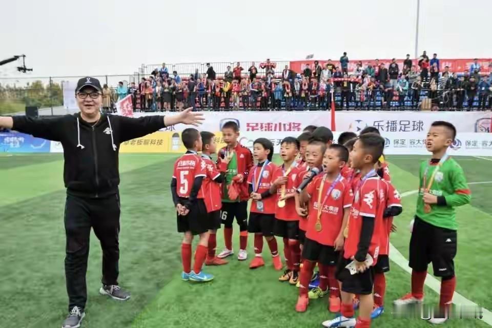 人民日报央视力挺！董路带队干翻欧洲豪门，40万奖金分给14个孩子

民间青训创造