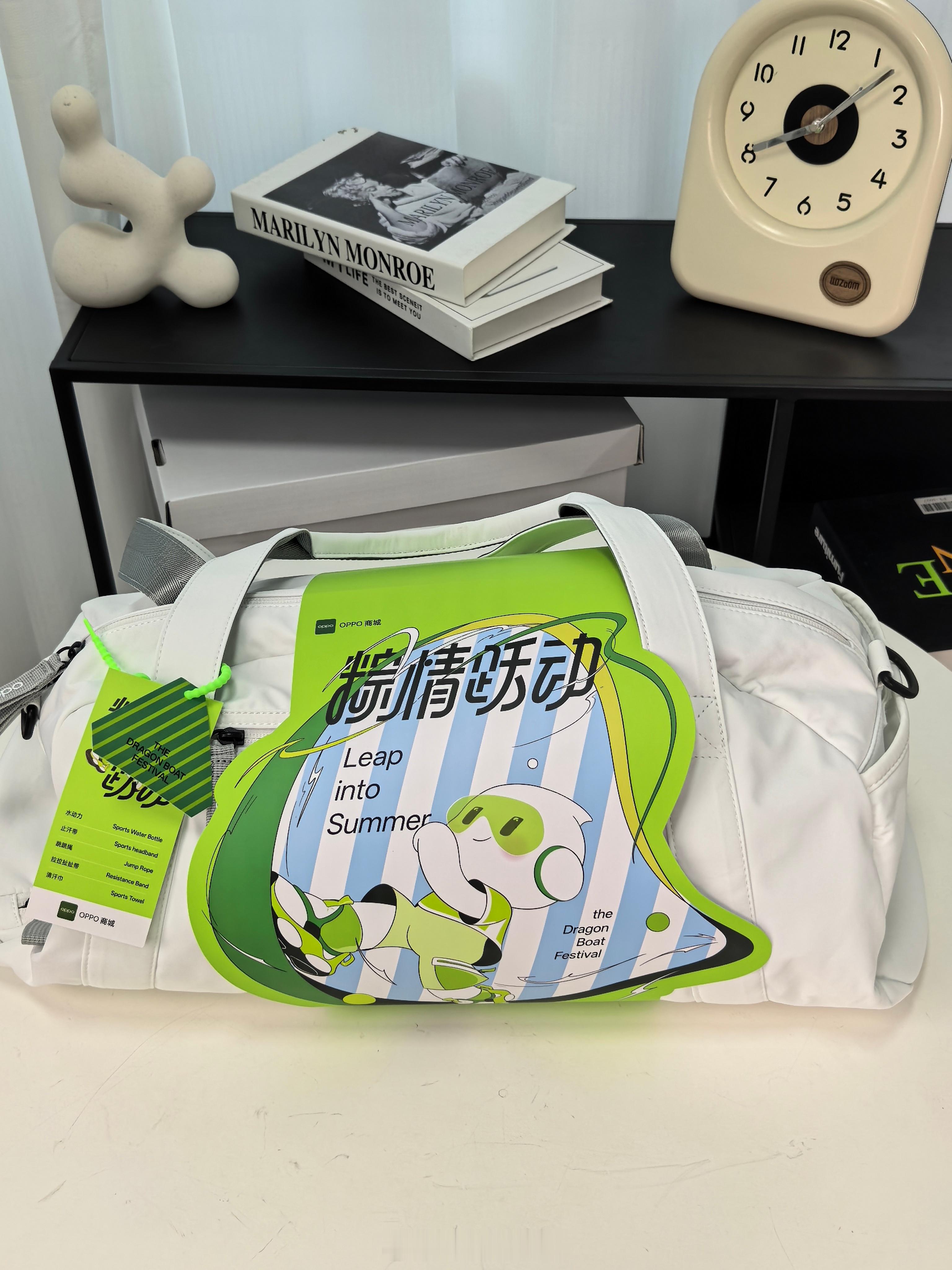 收到了OPPO的端午礼盒[努力][努力][努力]是一个健身包，里面有水杯、止汗带