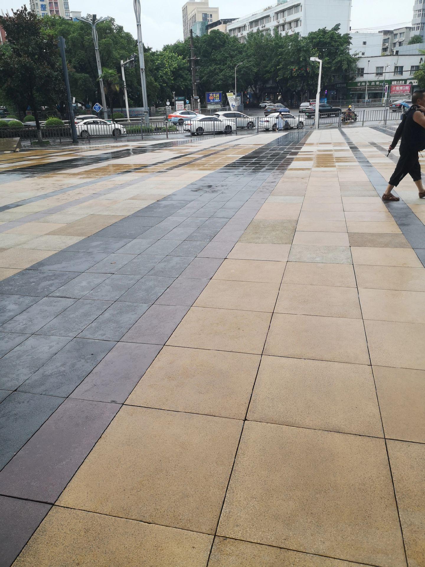 雨天街头