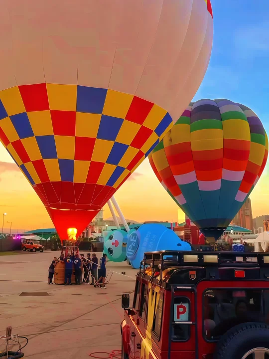 刚看完！🇭🇰夕阳下的热气球被我追到了！
