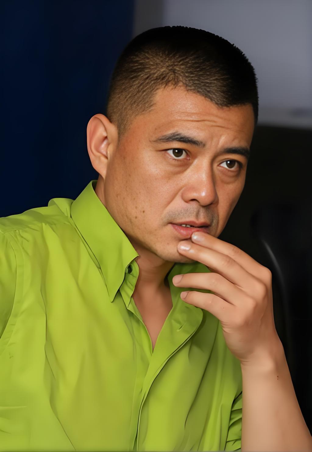 你可能不认识他的脸，但一定听过他的戏！50岁那年自导自演《河山》，他让所有人闭嘴