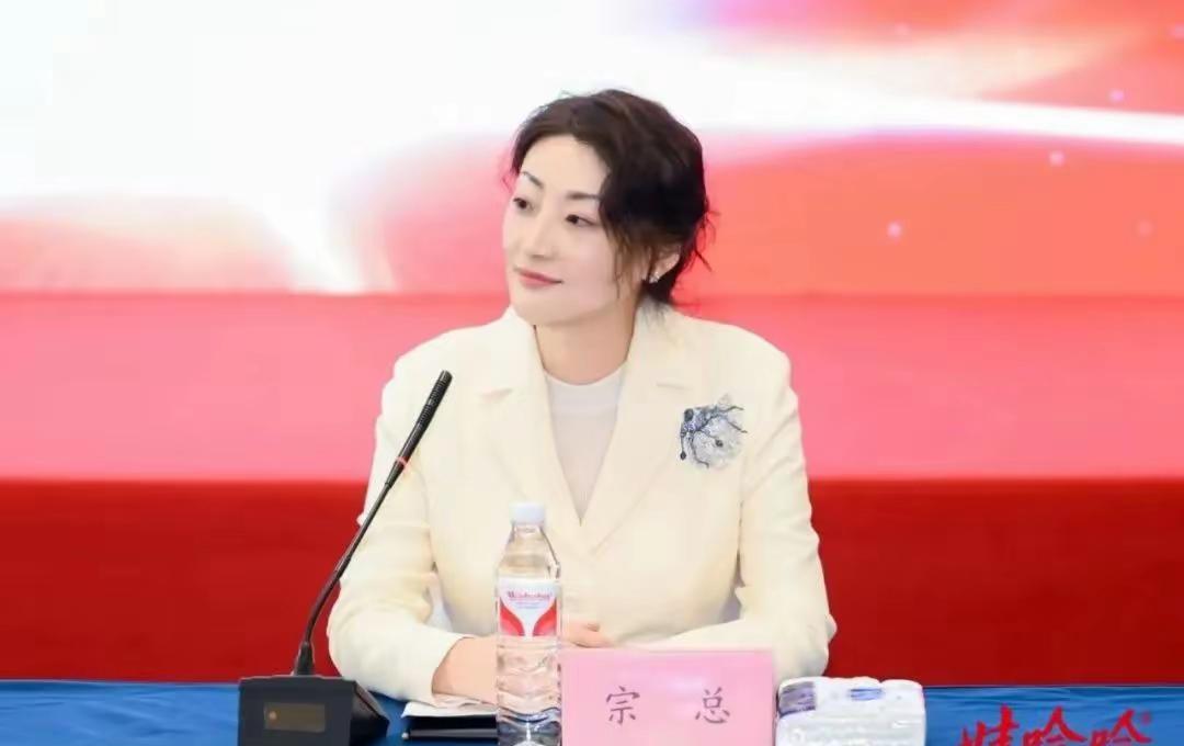 宗馥莉这一次成为了被告，而起诉她的人则是自己的“家里人”。

宗泽后，宗庆后的弟