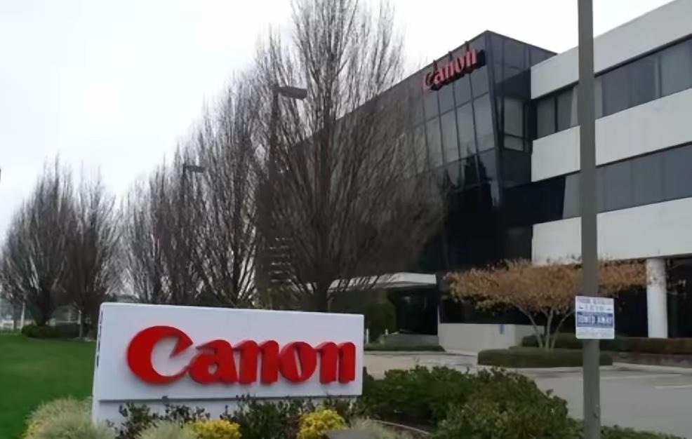 三星、东芝走了，把生产线搬去了越南。阿迪耐克也走了，将工厂搬到了越南，现在就连佳