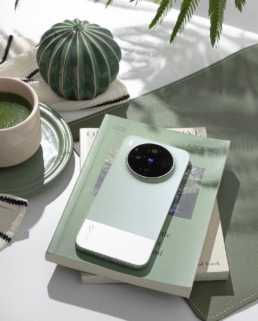 vivo X300s胶片绿审美在线，低饱和墨绿拼接设计太好看了 