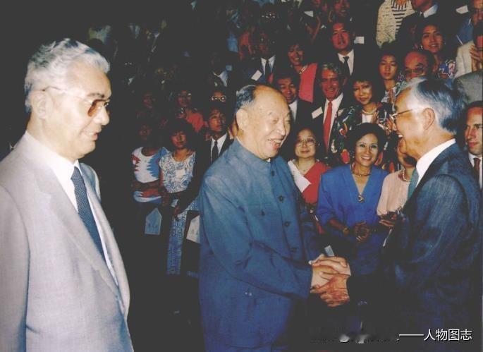 1986年6月18日，彭真(中)在北京人民大会堂接见荣氏海外亲属回国观光团时说: