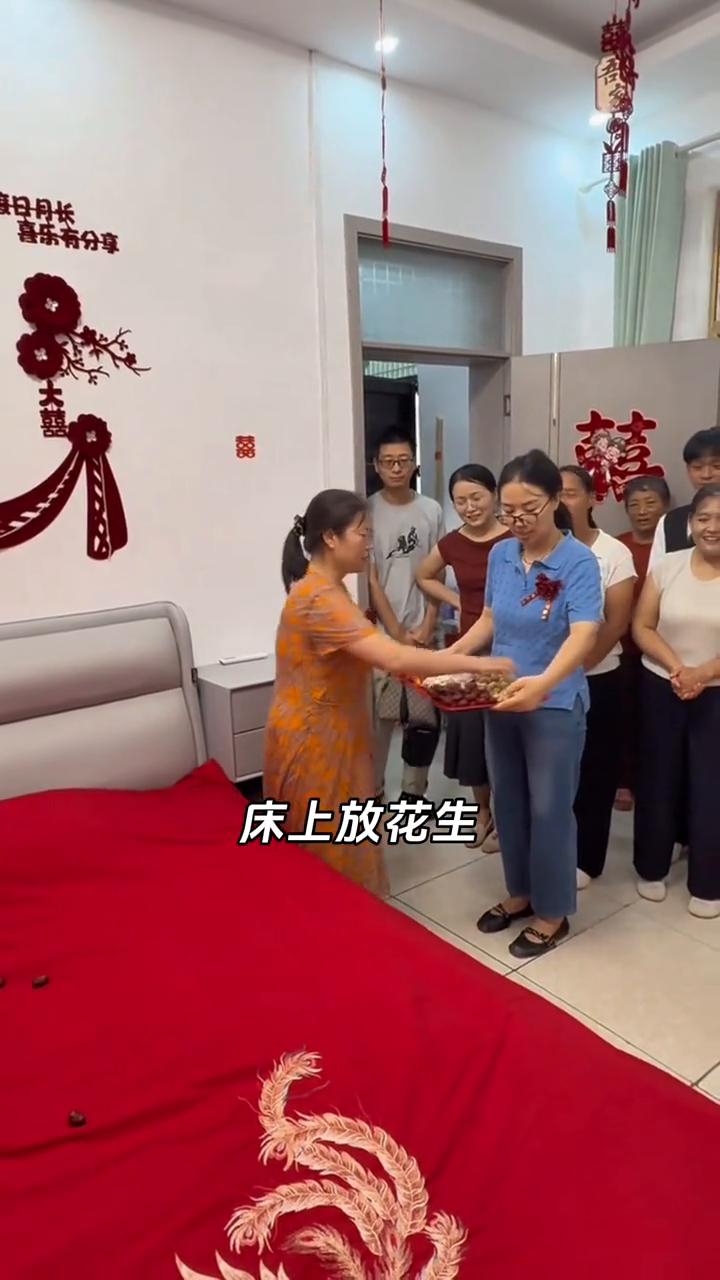 铺床仪式完整版。
门前喜鹊登高台，新人嫂子铺床来。新人嫂子铺床睡，来年添丁生一对