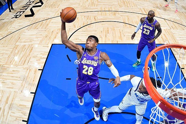 最近一段时间八村塁的存在感越来越低了，他很难在进攻端得到支持，他作为一名得分手和