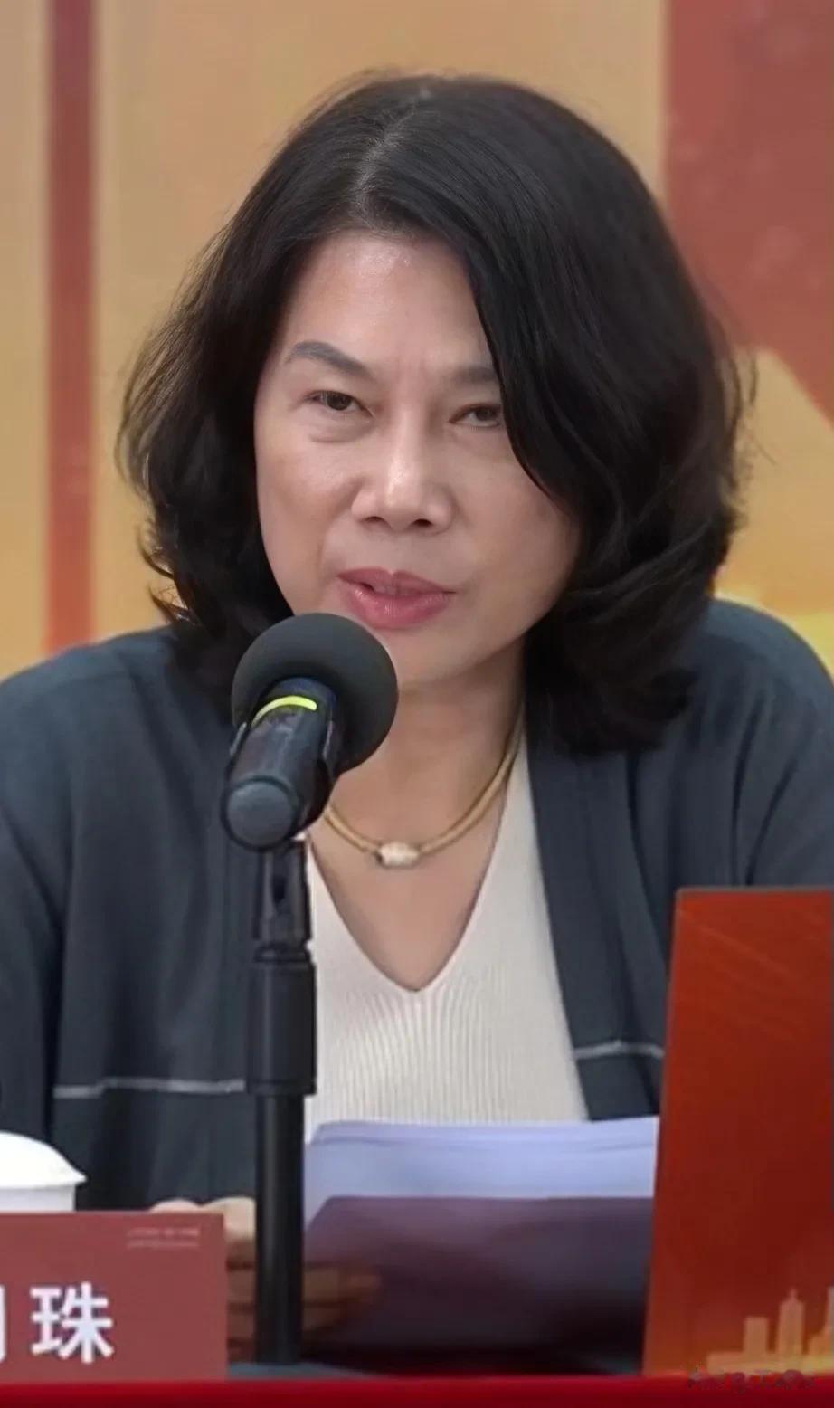 董明珠这番话，不敢苟同！

董明珠说:我们公司有一个10多年的老员工，别人开出高