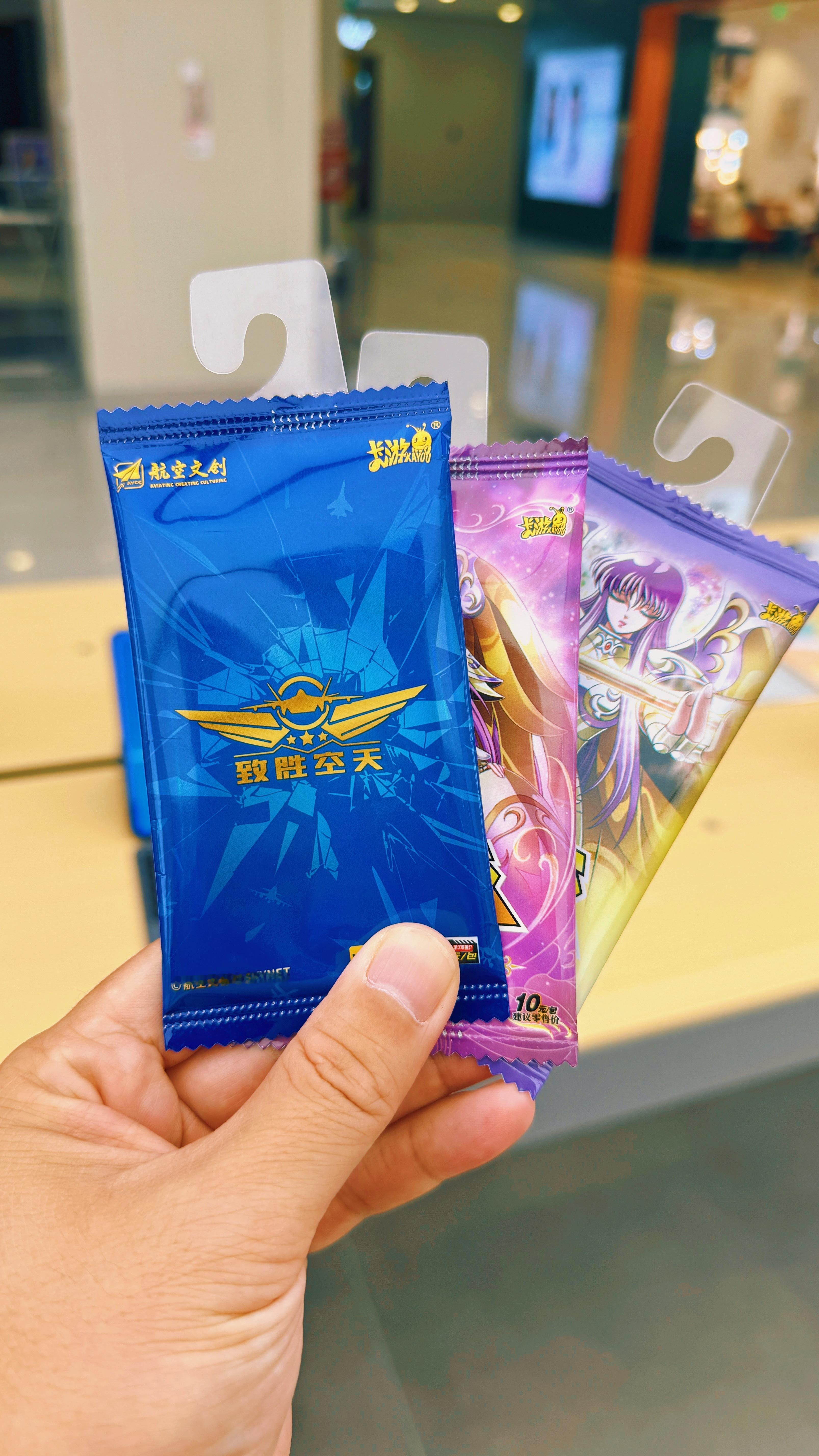 出门不买点东西就觉得亏，逛到一家文创店，盲盒卡好几百种，“致胜空天”系列真心不错