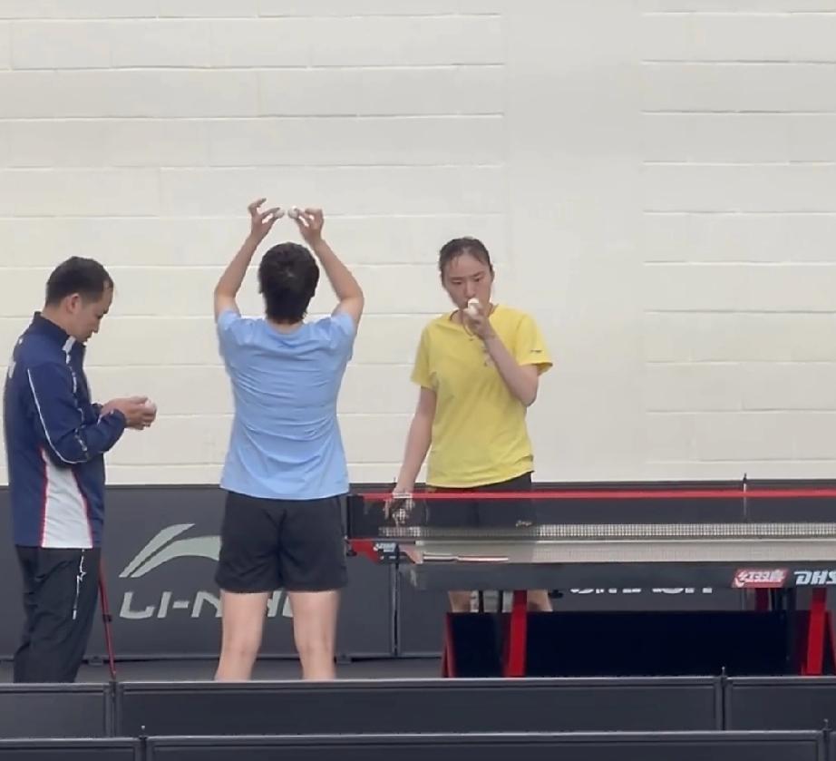 WTT新加坡大满贯，王曼昱今日女单决赛前进行热身训练。今天是内战，对练队友王晓彤
