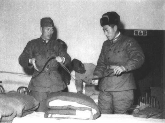 邓华要回原单位，战士忙着给他打背包送行。(董哲摄)