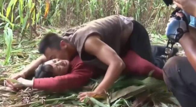 2013年拍《红高粱》时，有场戏朱亚文把周迅压倒在高粱地里，压着压着，周迅突然大