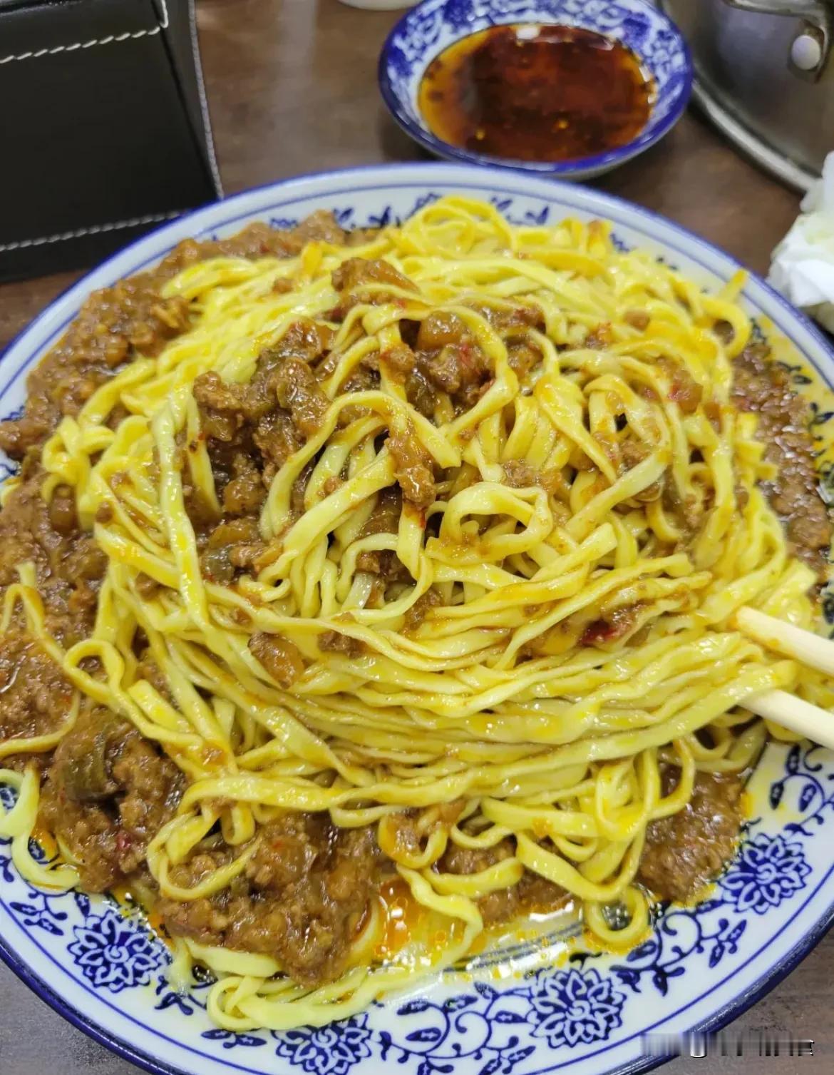  这家馆子在青年路没几个人不知道，没几个人不熟悉的，在这附近的人天天都路过吧，你