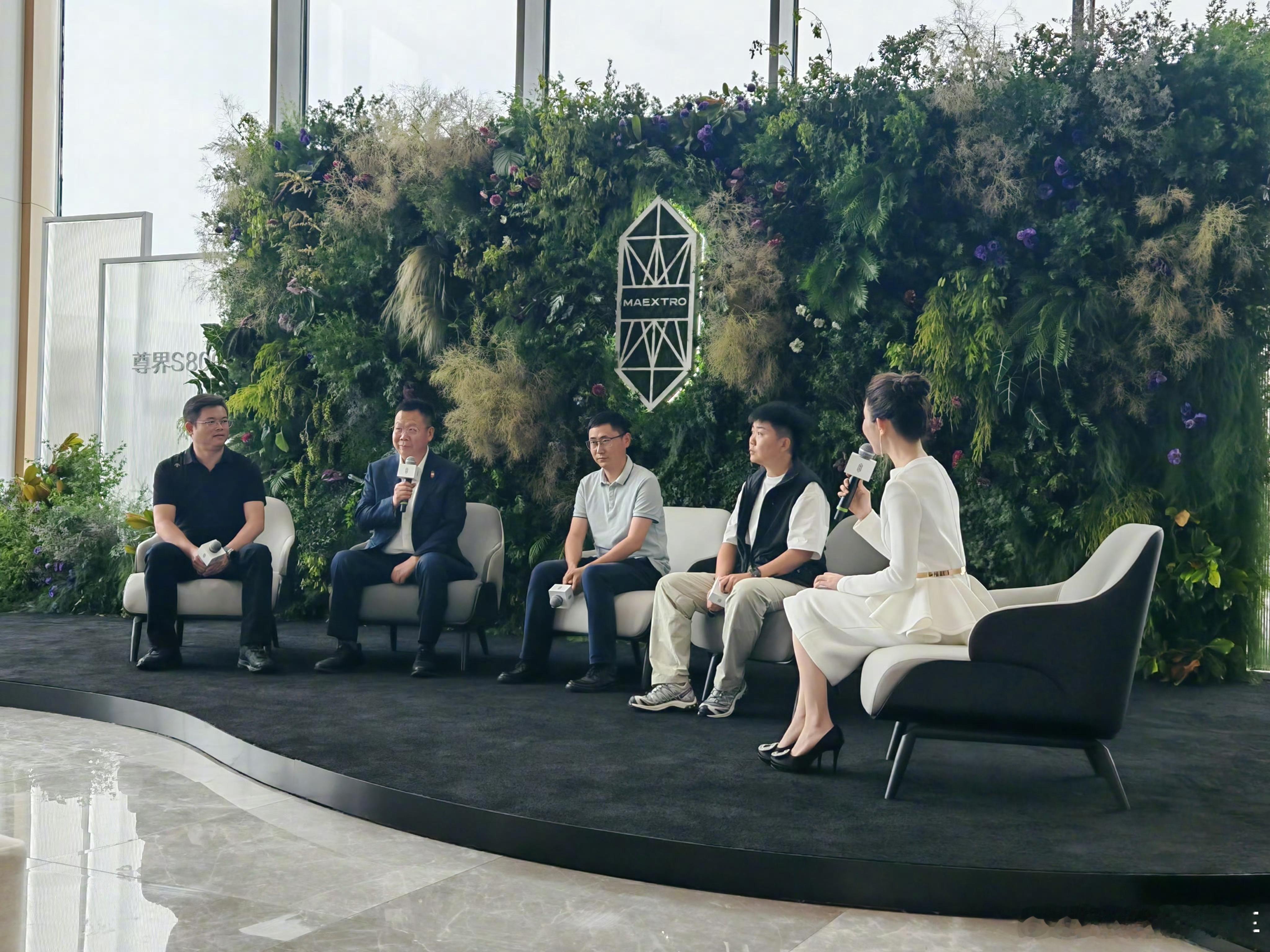 现在提到豪车，其实就两种风格，一个是燃油时代的霸主，以劳斯莱斯，宾利为代表，一个
