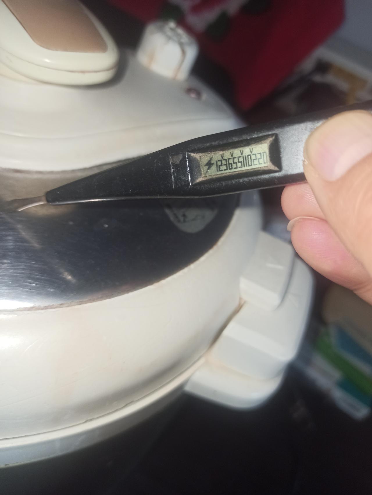 电饭锅突然没了反应，我就换了一根充电线，结果插上电还是没有反应，于是就把电饭锅的