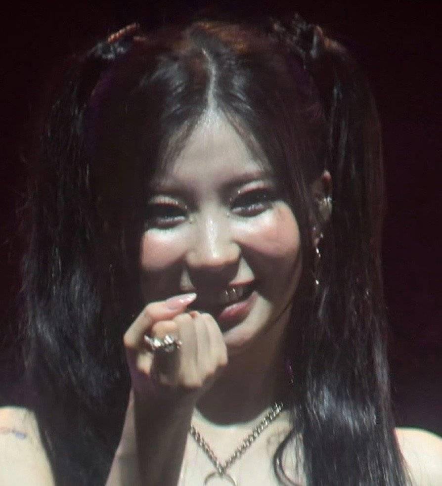 据说这是韩国女团成员asa🥭榎并杏纱 站姐图，你觉得她好看吗？ 