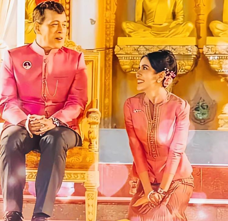 诗妮娜深情的看向泰国国王！
满脸的笑容是真情的流露啊！
这笑容都透露着一种开心啊