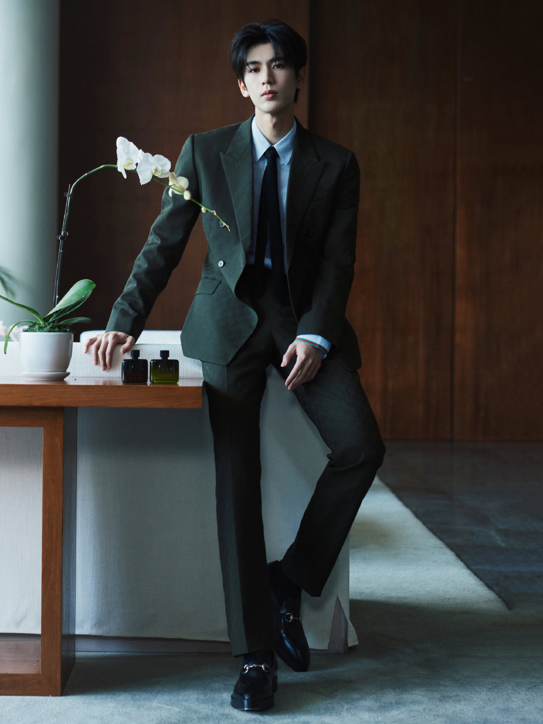 张凌赫豪门阔少张凌赫腿比我命长 张凌赫活动图来啦，豪门阔少既视感，这腿比我命还长