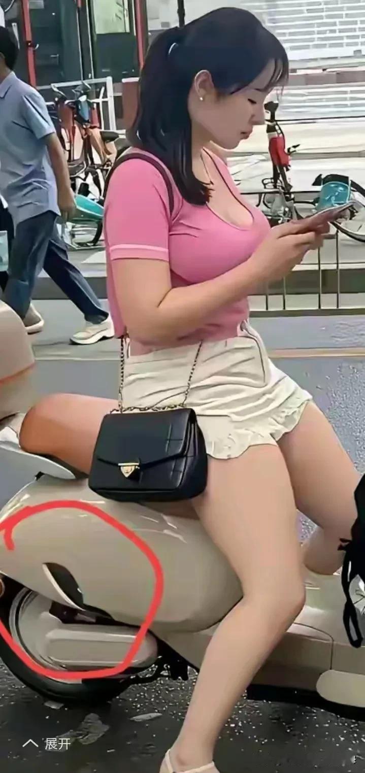 就这么一点，非让我赔500


今天我真是倒霉透顶！我就是在人群里不小心轻轻蹭了