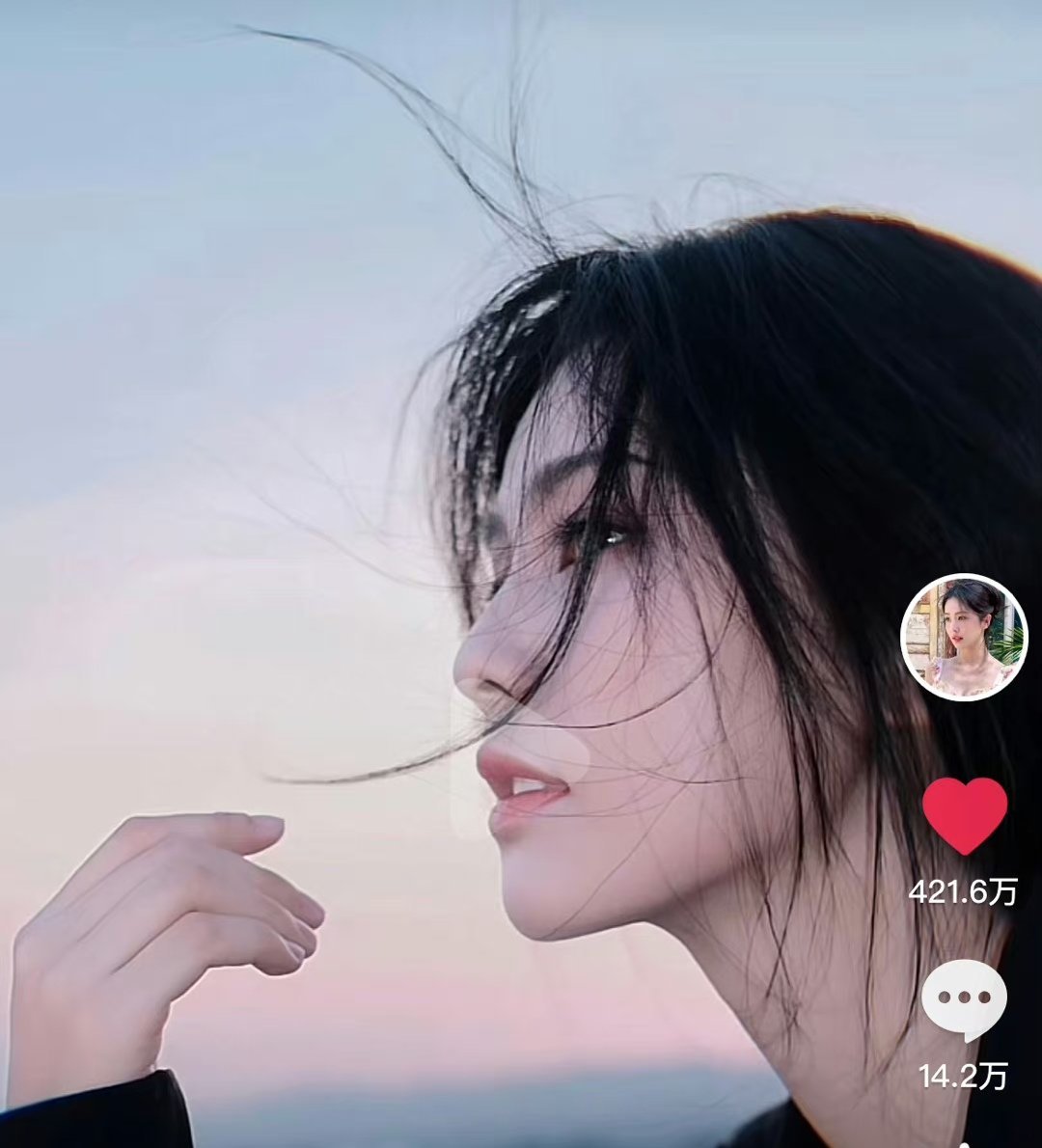 白鹿的侧脸胜在平整，但不算优越 ​​​