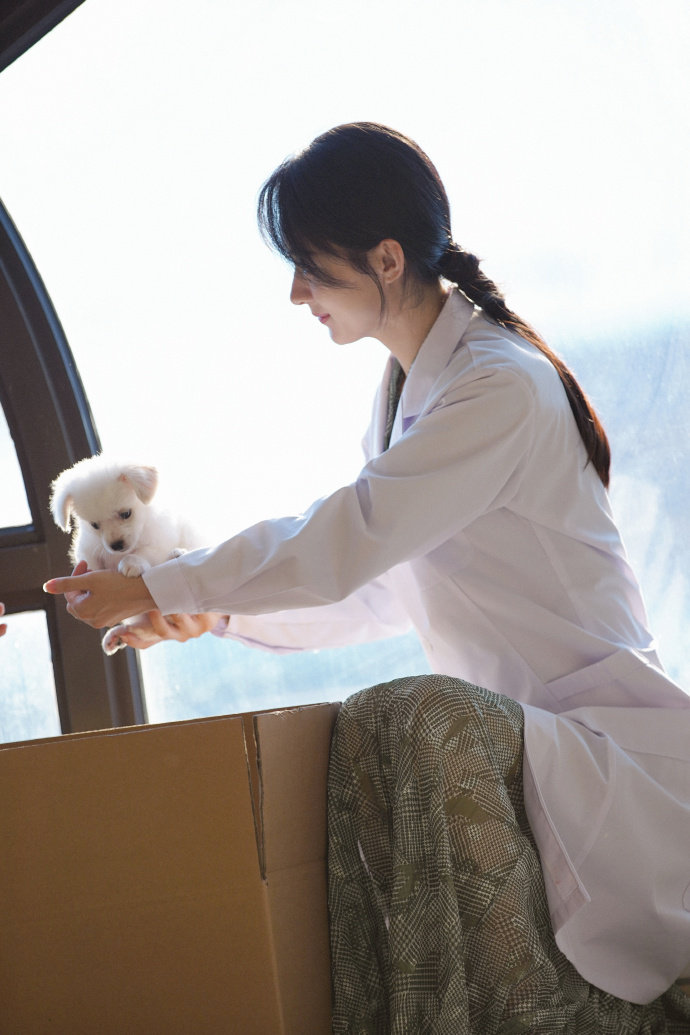 赵丽颖工作室发沈雨周一的治愈时刻🥰沈医生和小汪~ 赵丽颖沈雨返场娱乐