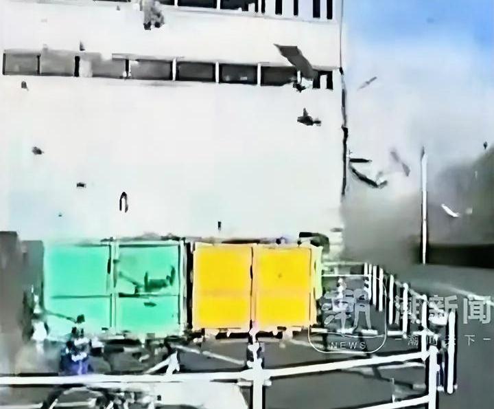 这事也就发生在日本
女生已经从地震中成功逃生
结果公司要求她回去把零钱放金库里