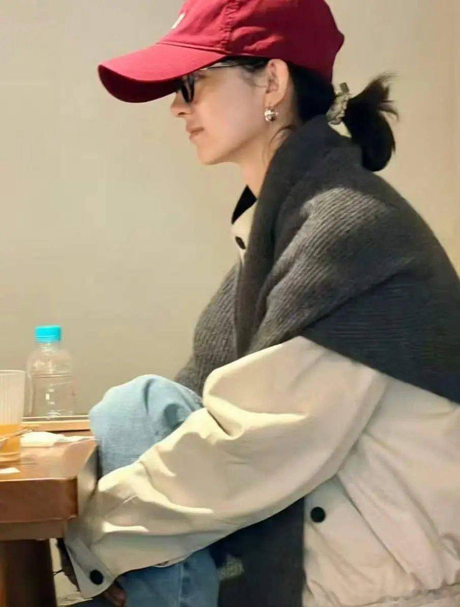 头发长了一点，赵丽颖私下好喜欢戴耳饰，都蛮好看的 