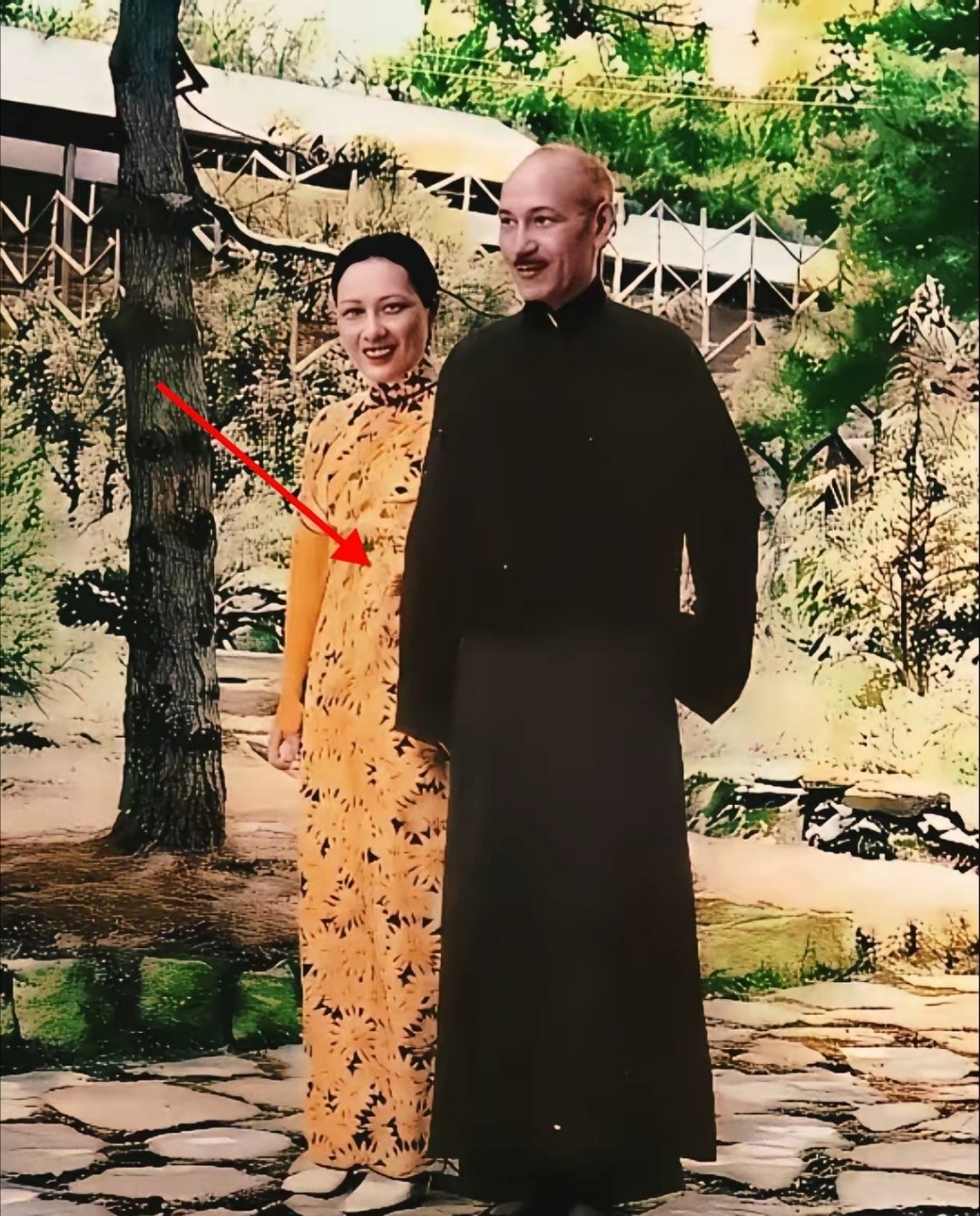 那时代那么穷，看看宋美龄穿的这么华丽 