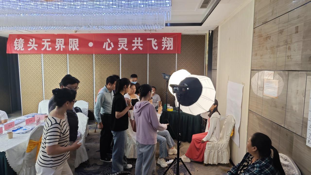 宜昌市2025残疾人摄影艺术班人像摄影课今天开班，宜昌新媒体摄影家协会主席张彬为