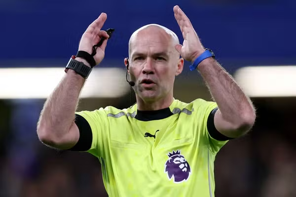 前英超主裁：同情裁判被蓝军球员围在中间，但我会想法脱身