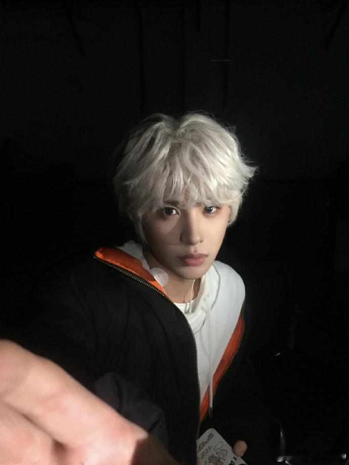 白发黄明昊黄明昊白色发色咋这么帅演唱会的发色不是白色的话会是什么颜色啊，不管什么