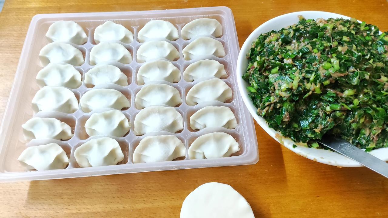 水饺、蒸饺、煎饺做法的区别

1，水饺皮用高筋面粉做；
    蒸饺皮用中筋面粉