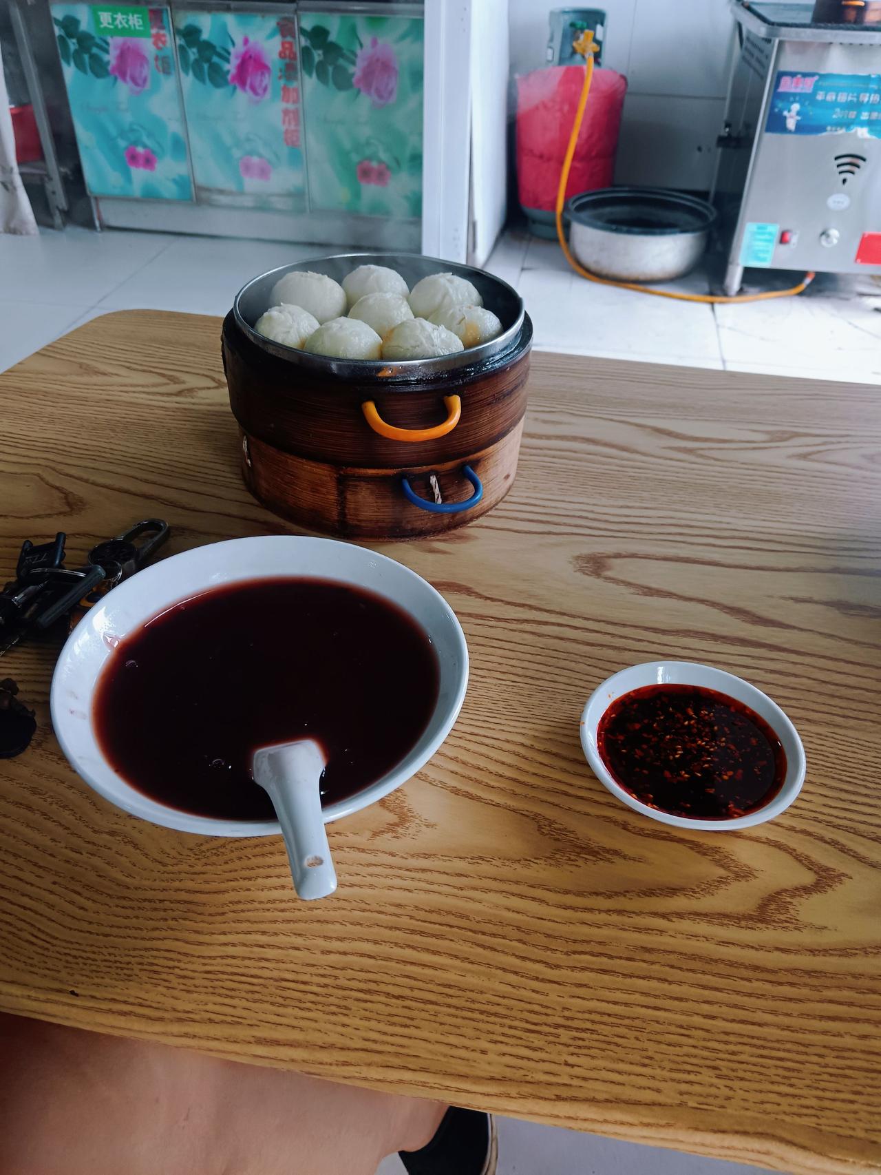 他大舅他二舅都是他舅
宽土窑窄柴房全是泥巴
金票子银票子不嫌太少
山在上沟在下 