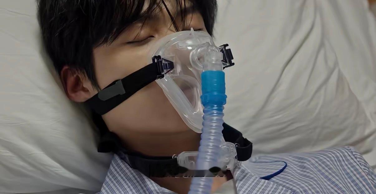这个剧组就没一个人发现氧气面罩戴反了这件事吗？ 